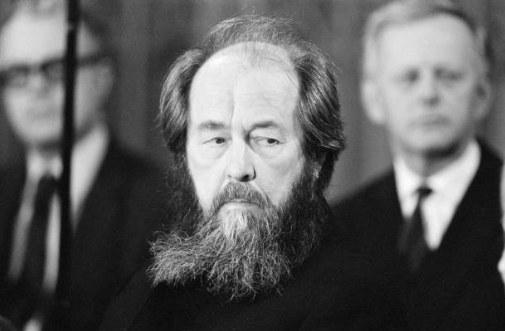 Александр Солженицын среди людей в официальных костюмах